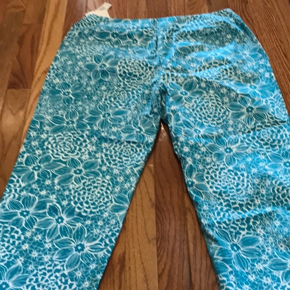 NWT~Cropped/Capri~💥💥 - Picture 5 of 6